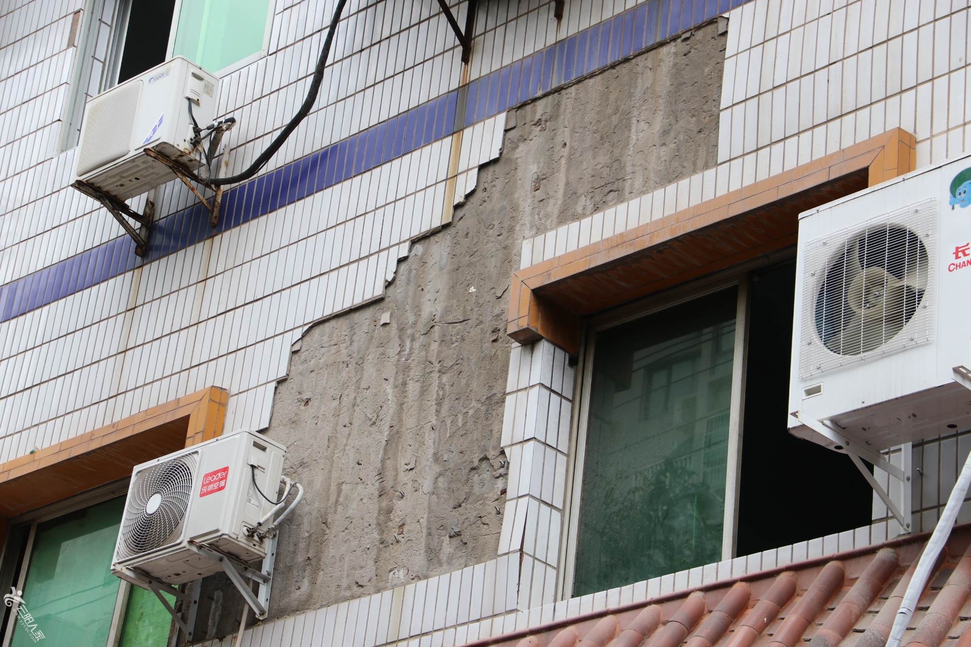 瓷砖脱落前有哪些表现(瓷砖脱落会会有什么安全隐患) 瓷砖脱落前有哪些表现(瓷砖脱落会会有什么安全隐患)